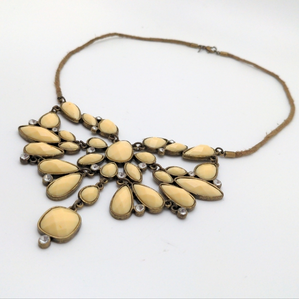 Vintage Cream Bibb Statement Necklace - Picture 6 of 16